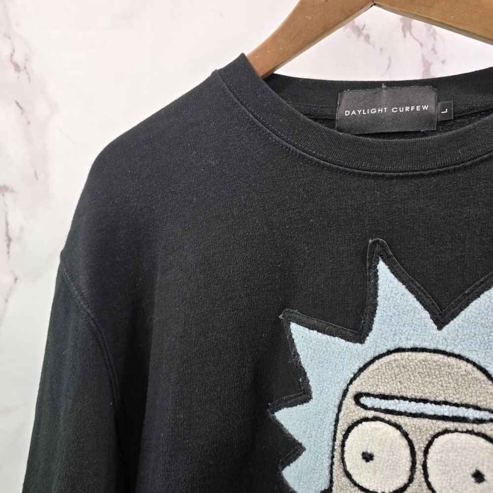 Daylight Curfew Rick & Morty Sweatshirt Mens Large Black Crew Adult Swim - Picture 2 of 12